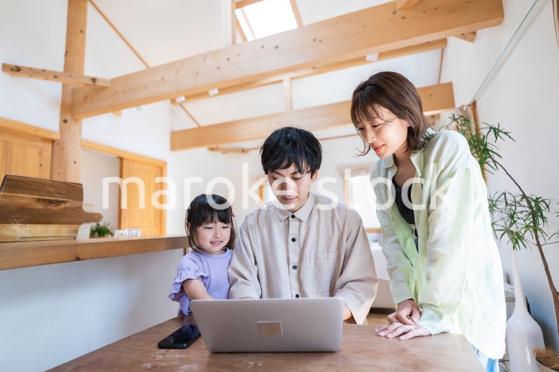 旅行の計画を立てる仲良しのファミリー