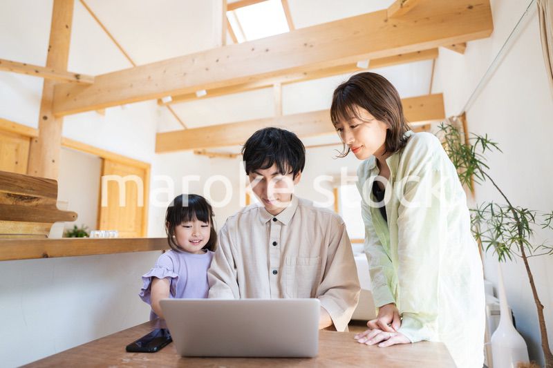 在宅勤務をするお父さんと家族