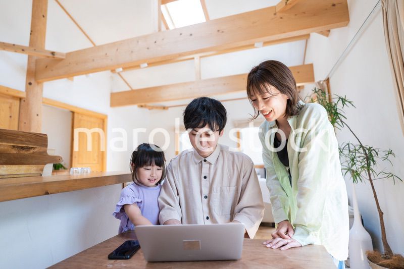 旅行の計画を立てる仲良しのファミリー