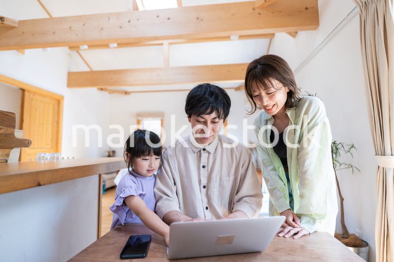 旅行の計画を立てる仲良しのファミリー