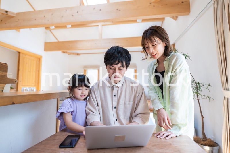 旅行の計画を立てる仲良しのファミリー