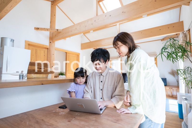 旅行の計画を立てる仲良しのファミリー