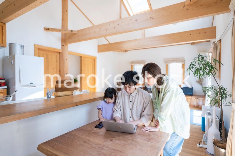 旅行の計画を立てる仲良しのファミリー