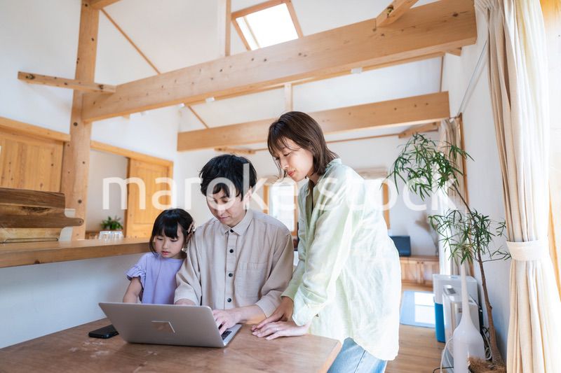 旅行の計画を立てる仲良しのファミリー