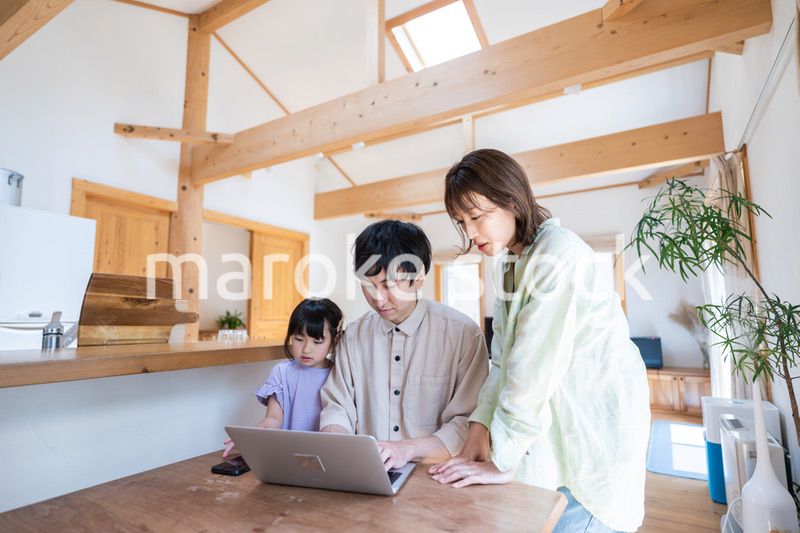 旅行の計画を立てる仲良しのファミリー