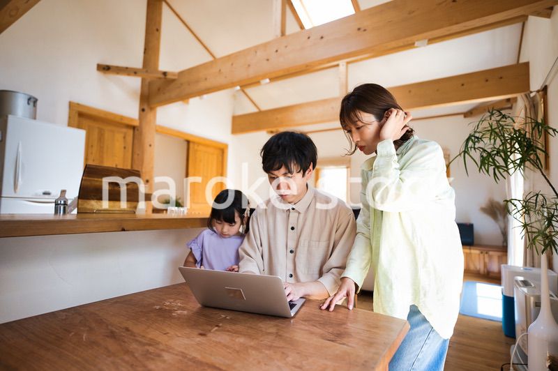 旅行の予約をする仲のいい家族