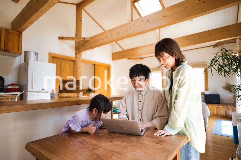 旅行の予約をする仲のいい家族