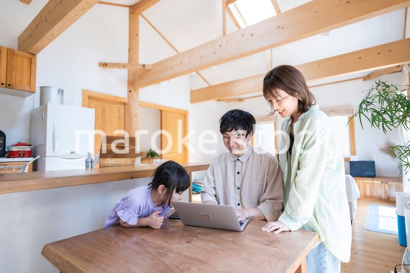 旅行の計画を立てる仲良しのファミリー