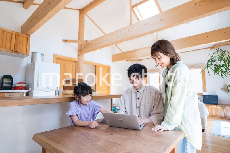 旅行の計画を立てる仲良しのファミリー