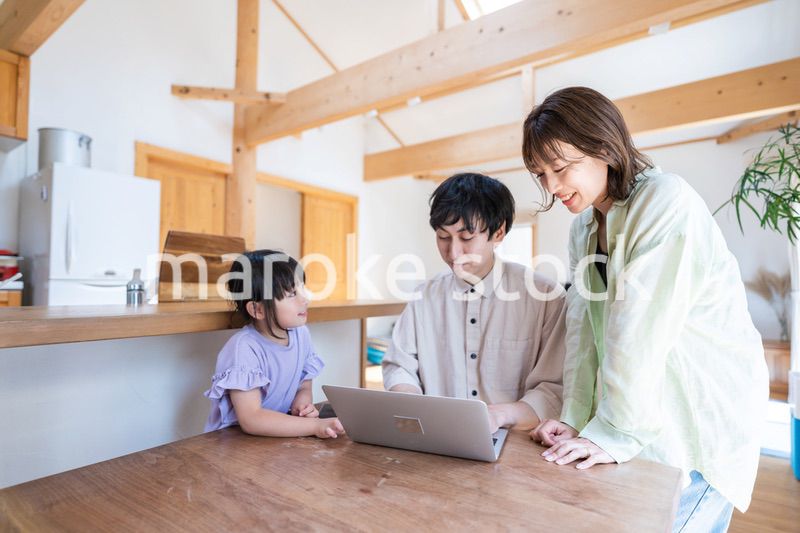 旅行の計画を立てる仲良しのファミリー