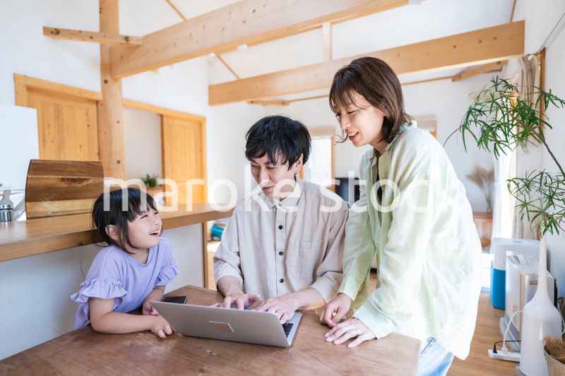 旅行の計画を立てる仲良しのファミリー