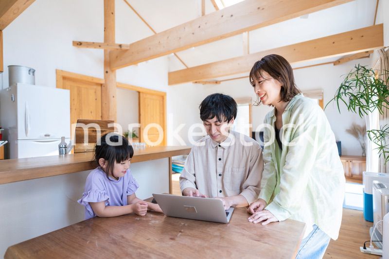 旅行の計画を立てる仲良しのファミリー