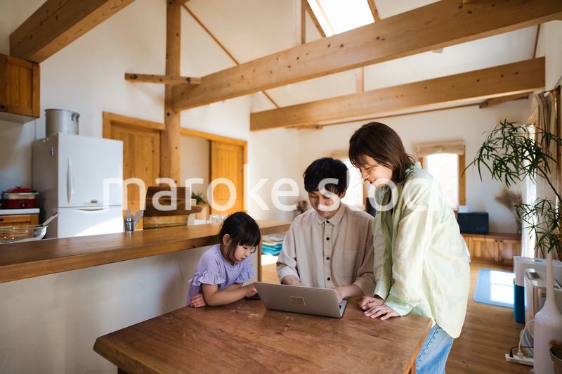 旅行の予約をする仲のいい家族