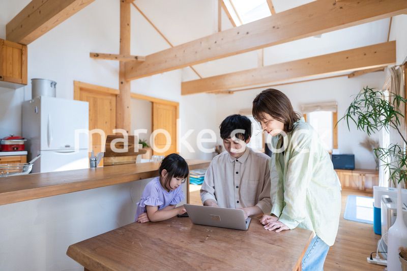 旅行の計画を立てる仲良しのファミリー