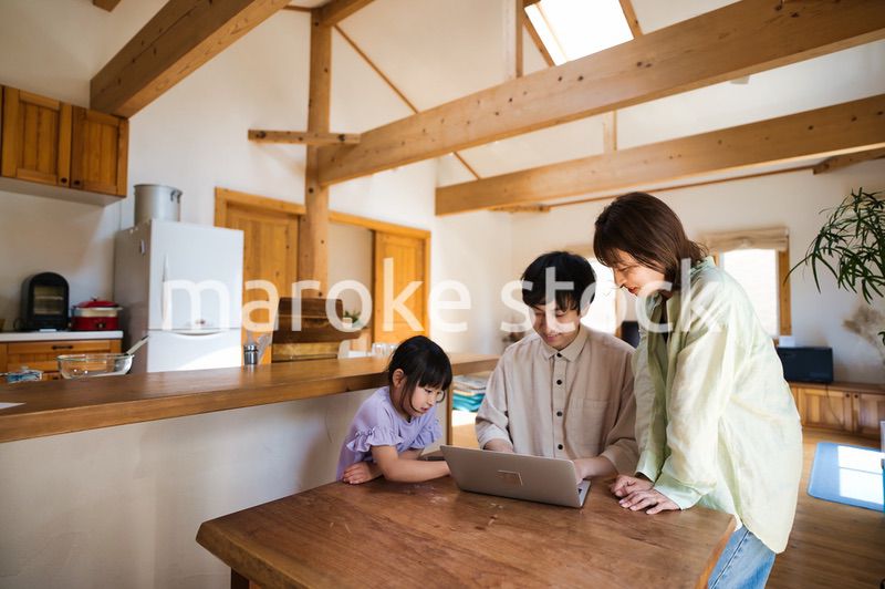 旅行の予約をする仲のいい家族