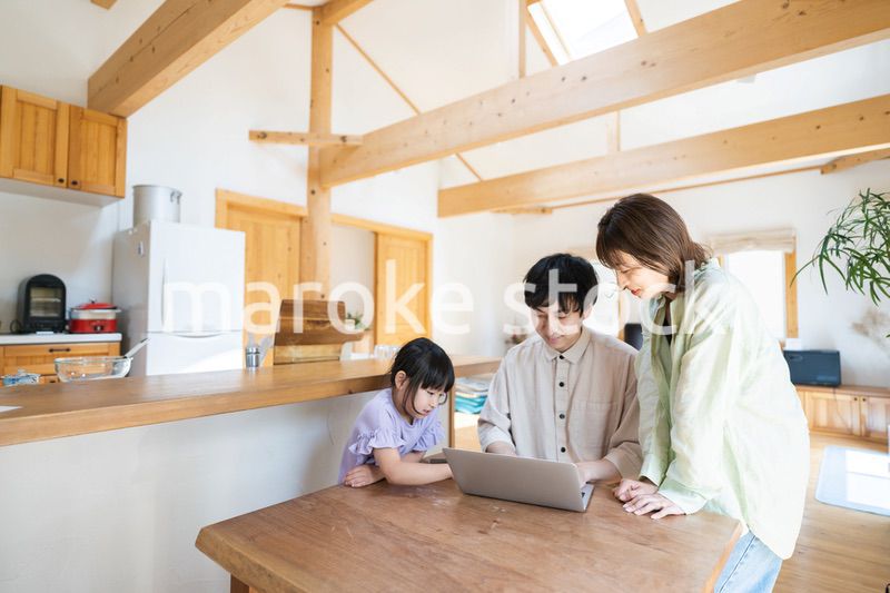 在宅勤務をするお父さんと家族