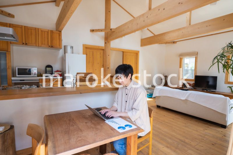 自宅でテレワークをする男性