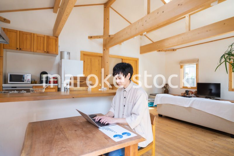 自宅でテレワークをする男性
