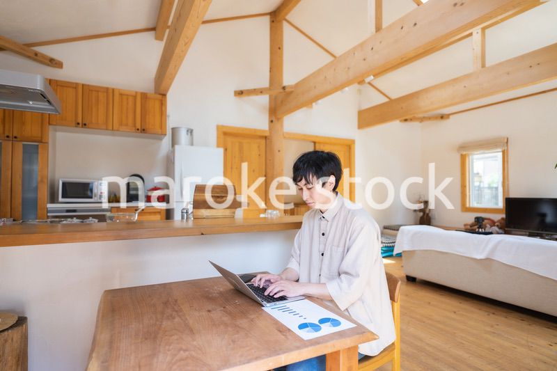 自宅でテレワークをする男性
