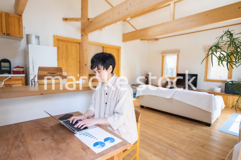 自宅でテレワークをする男性