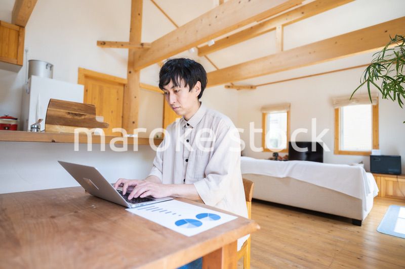 自宅でテレワークをする男性