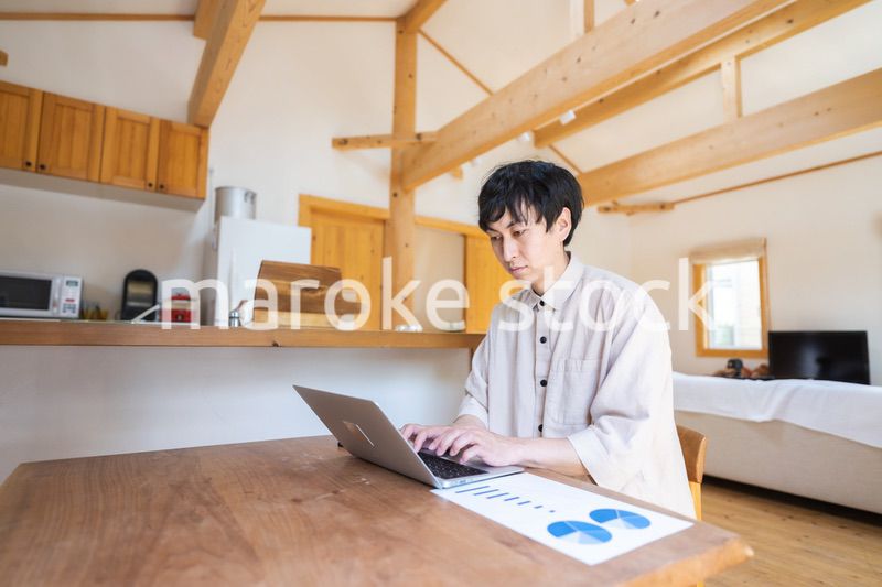 自宅でテレワークをする男性