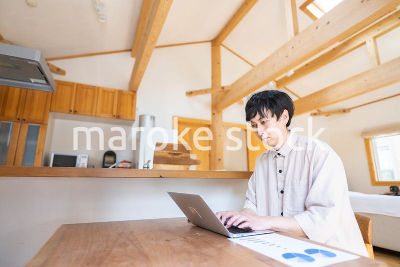 自宅でテレワークをする男性