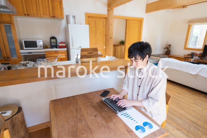 自宅でテレワークをする男性