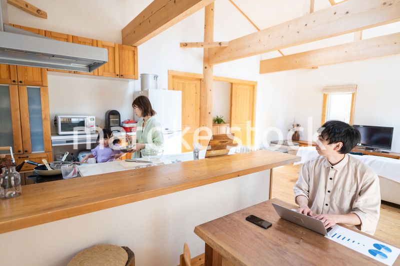 おうちで仲良く過ごす家族