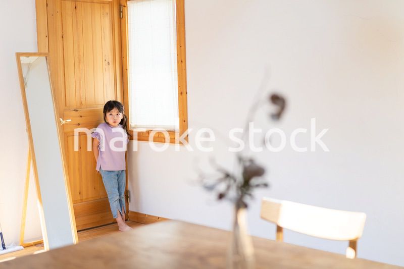 おうちで遊ぶ女の子