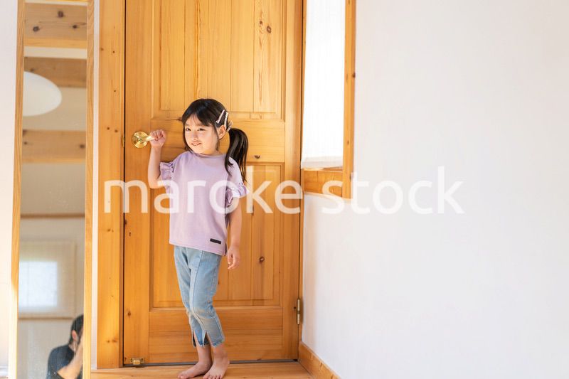 おうちで遊ぶ女の子