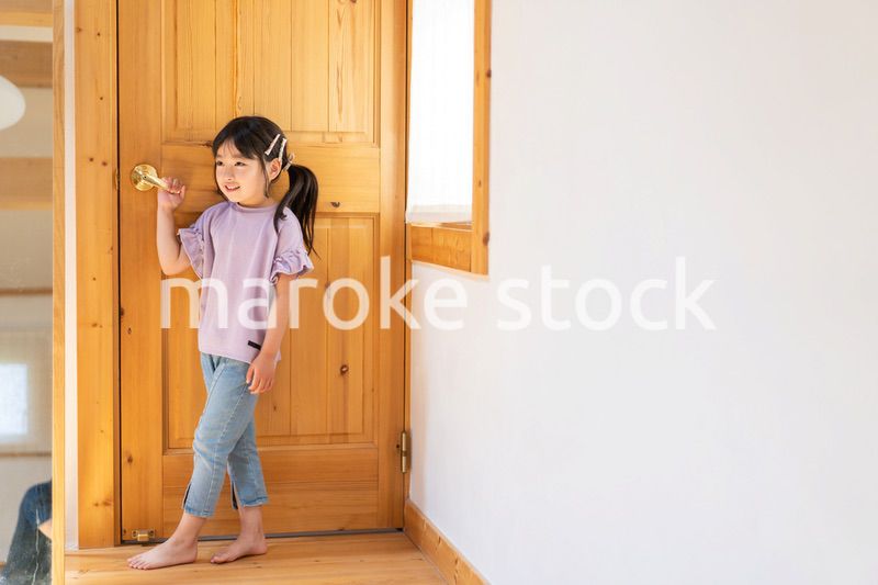 おうちで遊ぶ女の子