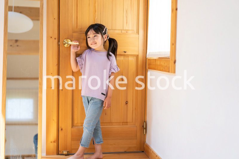 おうちで遊ぶ女の子