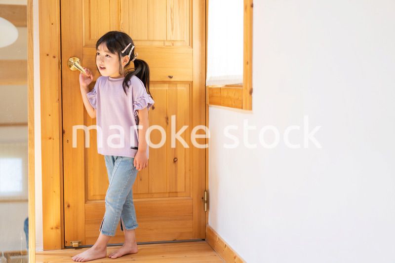 おうちで遊ぶ女の子