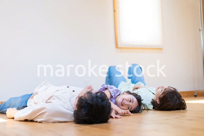 おうちで仲良く過ごす家族