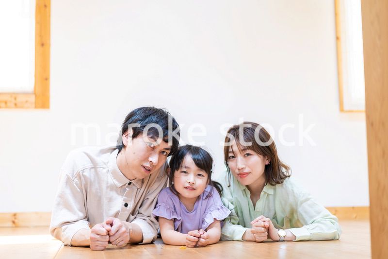 おうちで仲良く過ごす家族