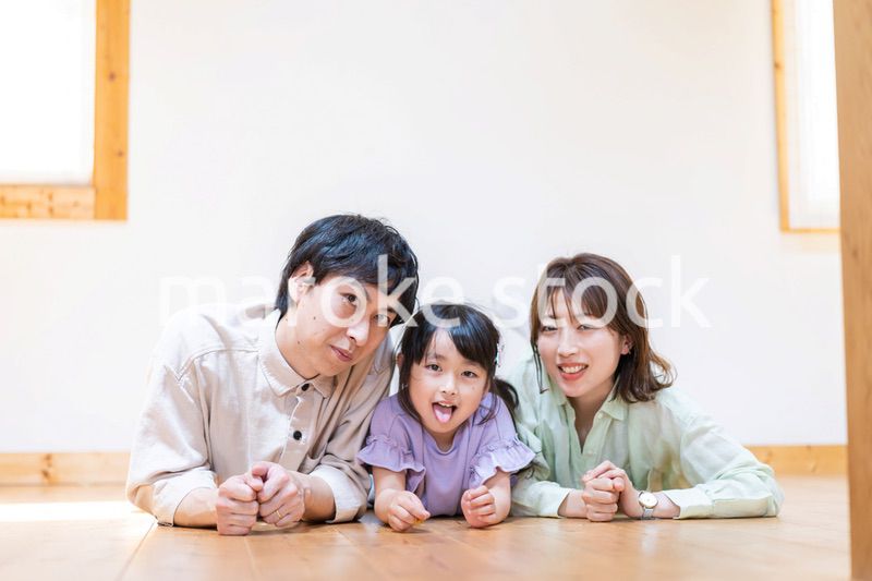 おうちで仲良く過ごす家族