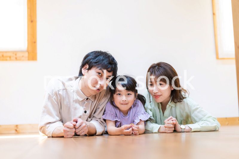 おうちで仲良く過ごす家族