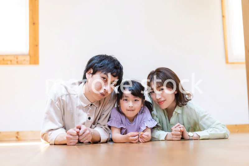 おうちで仲良く過ごす家族