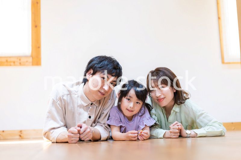 おうちで仲良く過ごす家族