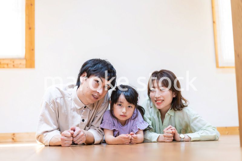 おうちで仲良く過ごす家族