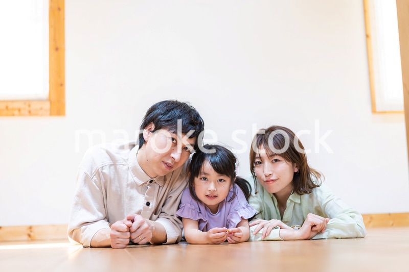おうちで仲良く過ごす家族
