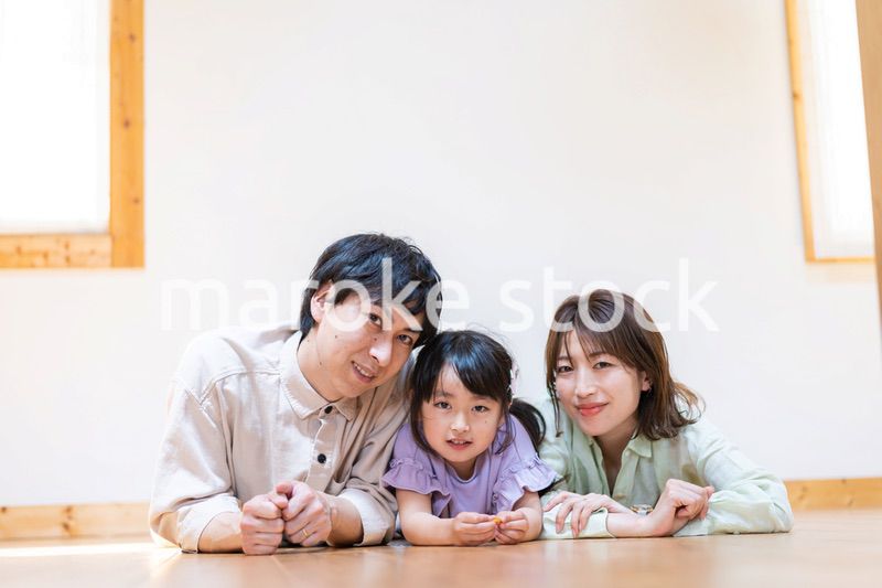 おうちで仲良く過ごす家族