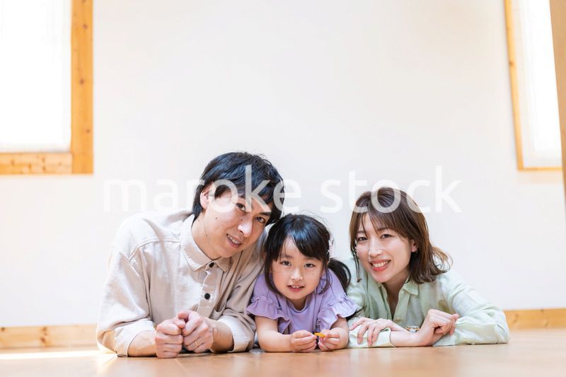 おうちで仲良く過ごす家族