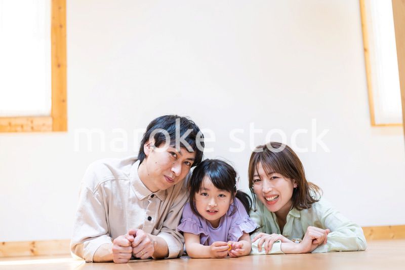 おうちで仲良く過ごす家族