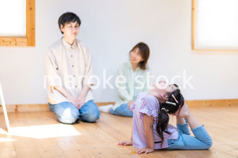 おうちで仲良く過ごす家族