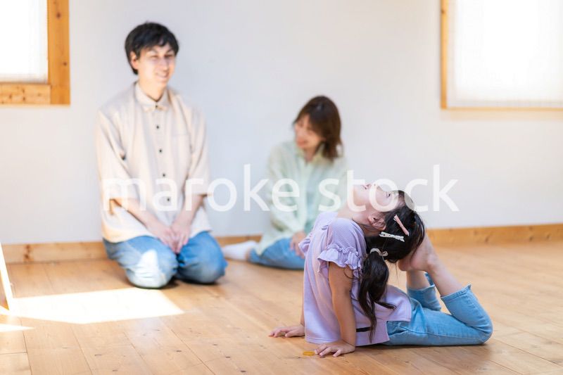 おうちで仲良く過ごす家族