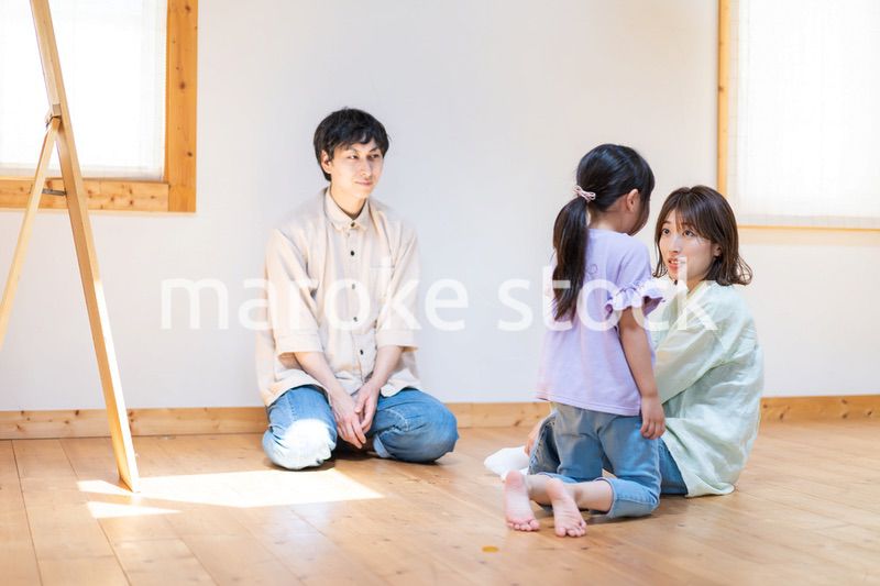 おうちで仲良く過ごす家族