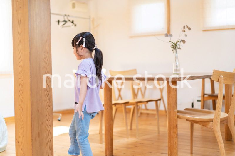 おうちで遊ぶ女の子