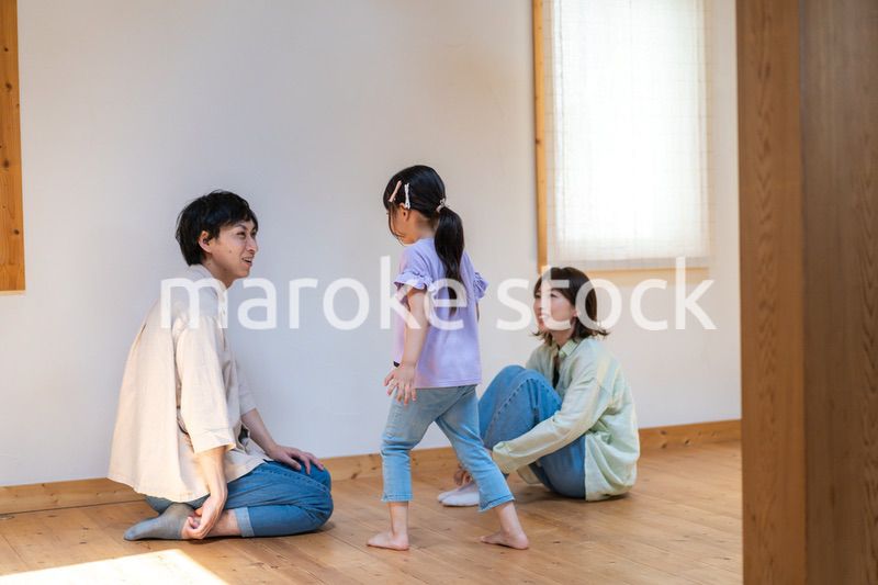 おうちで仲良く過ごす家族